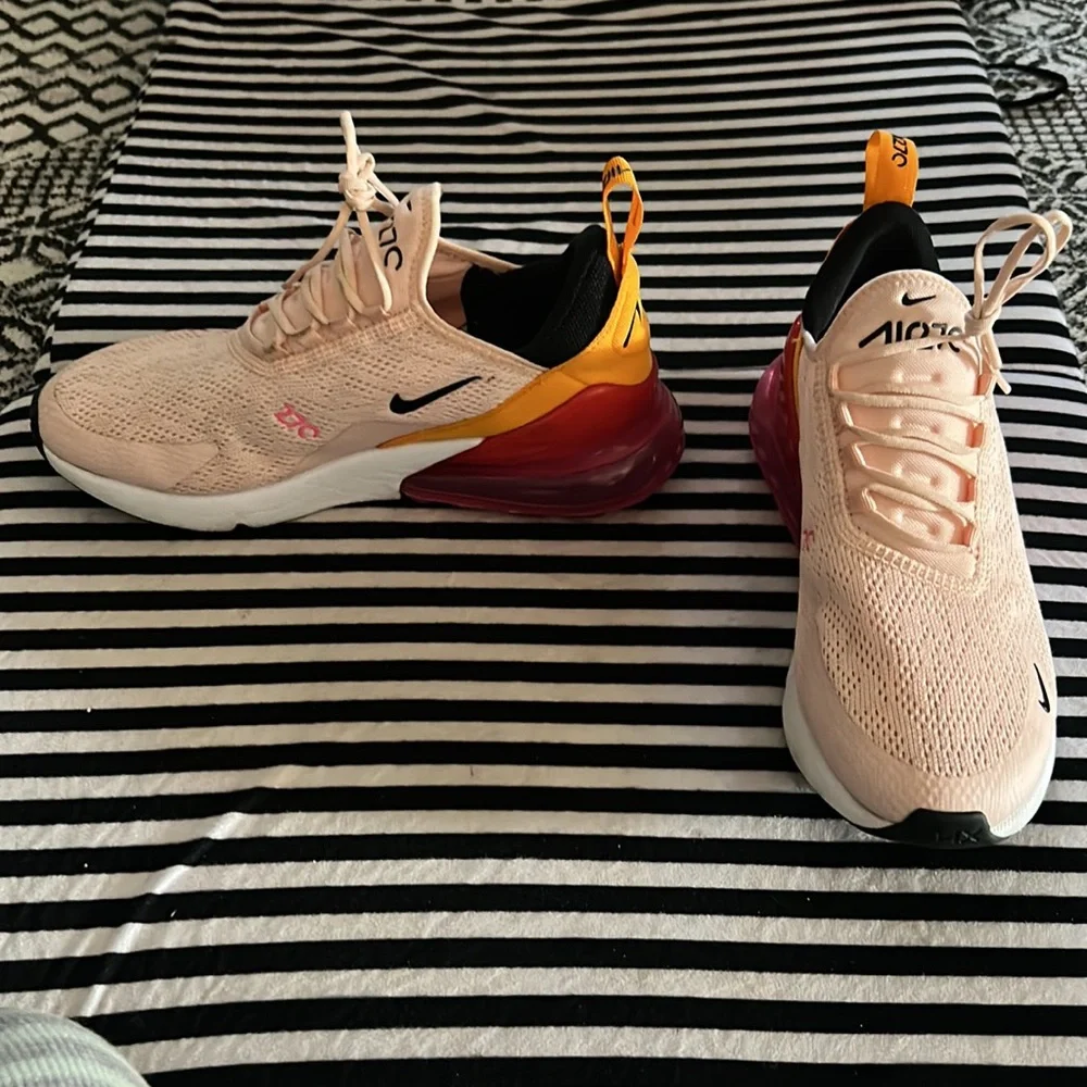 Nike Air Max 270 - Picture 2 of 4
